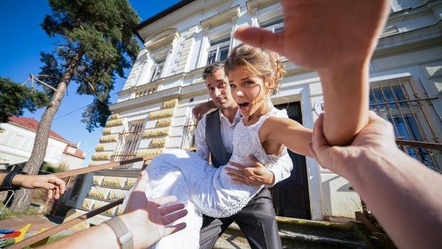 Hunt4K – Mia Trejsi, Alexis Crystal – Wife, Big Bummer