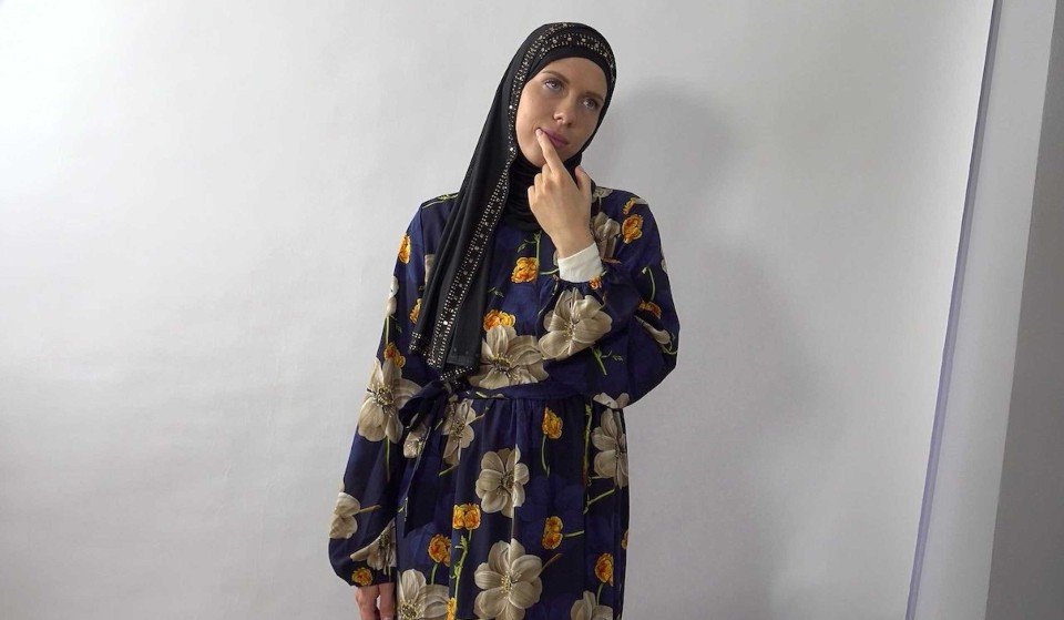 SexWithMuslims – Max Dior – Sexy Holly Molly in hijab wants some photos